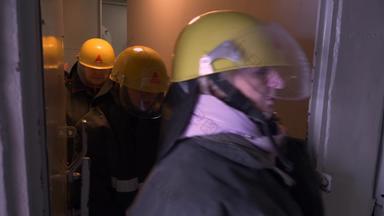 女团队救援人员保护统一的头盔隧道内部建筑女救援人员团队培训内部建筑走廊危险的场景